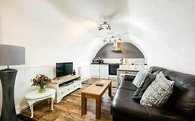 Unique 1 Bedroom Apartment-Bath